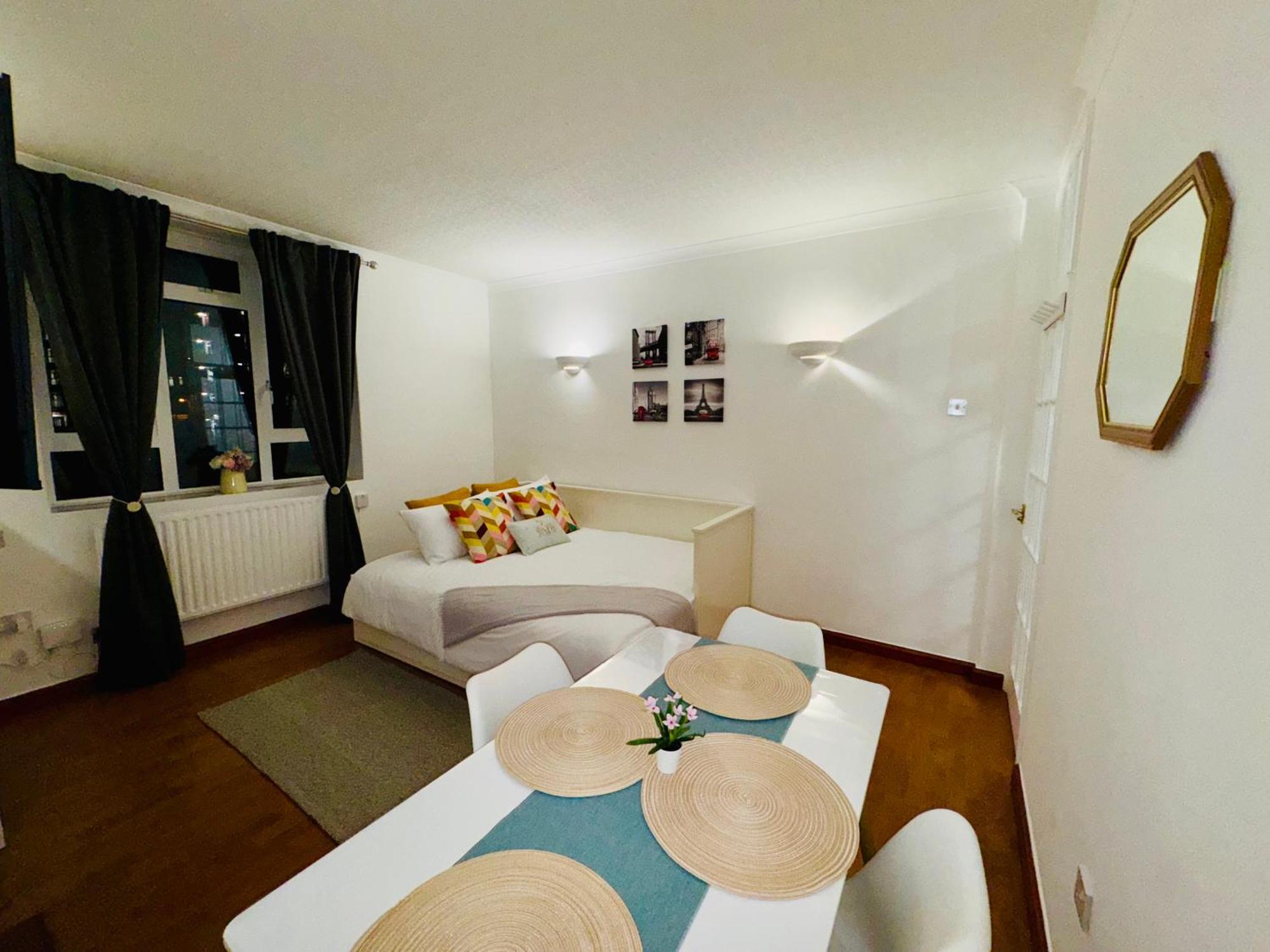 Vauxhall, River Thames, Big Ben Retreat, Family * Londra
